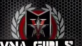 Plavuša MILF Viki Vet pokazuje svoje krivine u bikiniju i masturbira.