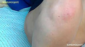 Păsărică braziliană arată fundul mare pentru distracție!