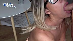 Αγαπάει να παίρνει το στόμα γεμάτο cum μετά από deepthroat και facial