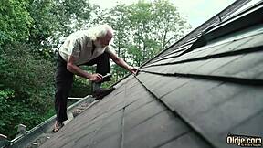 جد عجوز 77 سنة ياخد بنت 18 سنة، أنينها تملأ الغرفة وهي تبلع