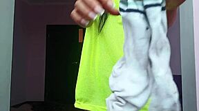 Walisz konia na gorącą laskę z fetyszem stóp, upokorzeniem i instrukcjami do rżnięcia w usta