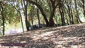 Jsem nahý v parku na houpací síti, on mi hladí velkou kurvu až cumuju