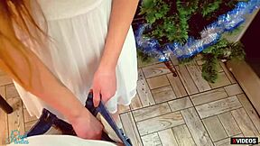 继妹在圣诞晚餐后献出她的阴户圣诞2021