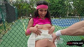 Šunjam se seks sa seksi devojkom usred teniske partije - Pervteen 18+