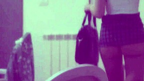 Шпијунирам Џени Смит како снима голе селфије.