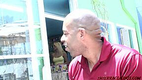 ब्लॉन्ड बेब दोस्तों के साथ ग्रुप सेशन में कैजुअल थ्रीवे का मजा लेती है