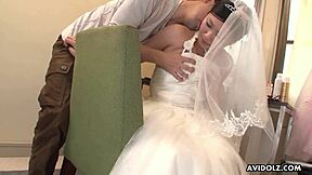 العروس اليابانية إمي كويزومي تتفسح في فستان زفاف غير محظور