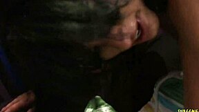 Puma en tacones muestra tetas grandes y se traga verga gorda