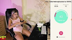 Zabava s črpanjem oteklih vaginalnih mišic z igračami master gokilla