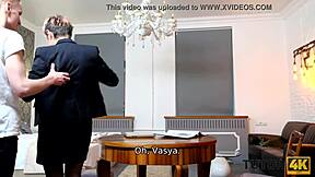 Rövid hajú érett tanárnő kínálja magát intenzív akcióra