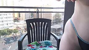 Garota Emo Expõe Peitos Enormes na Varanda Externa.