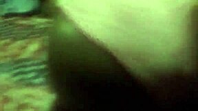 Leker tull med truser på en falsk gjenstand