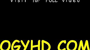 Γέρος χοντρός τύπος σε αντίθεση με νέα 18+ υγρή τρύπα σε missionary