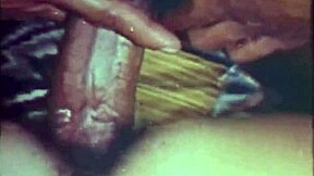 Tabu vintage interrasial cu pizdă păroasă în scenă întunecată din Londra.