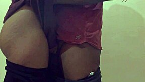 היי, רוצים לראות את החתיכה המלזית הזו מזיינת זין שחור ענק?