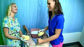 Casey og jeg, JC Simpson, gir deg en slem svamp bad på sykehuset.