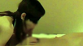 buatan rumah wanita cantik pakai baju cina rangsang zakar dengan tangan dan blowjob lalu pancut.