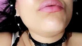 Ik zie genotgezicht terwijl ze voor me vingert Bluee is geil