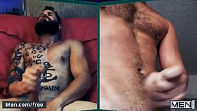 Liityn Kuuteen Mieheen Videopuhelussa, Nain Reikiä Dildoilla Ja Silitellen Kyrpiä