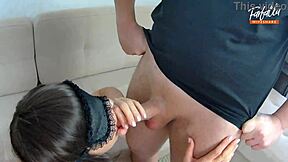 Žena deli dvostruko puhanje u trojci, završava facijalno špricanje