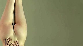 Kuinka Sofia Zhiraf levittää jalat niin leveälle venäläisessä joogassa?