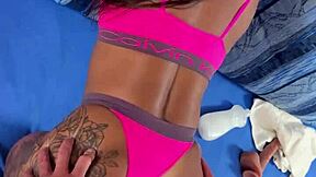 보물 사냥꾼이 차고에서 집에서 만든 애널 도기스타일로 클로즈업 게이프