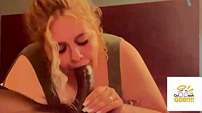 Minha enteada acha que consegue fazer deepthroat no meu pau preto grande, então deixei ela tentar