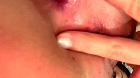 Latina lakukan tarian kucing dalam kostum cosplay