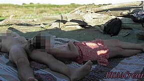 מורה צרפתייה מוצצת זין בחוף עירום ציבורי!