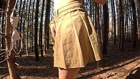 Dokonalá holka chodí v lese, svlékne se nahá a ukazuje svůj sexy prdel v lingerie