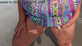 Strandbrun genom baddräkt gratis reklamförhandsvisning för fans