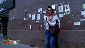 אוסף מילף ספרדית עם קעקועים וציצים גדולים ברחוב ומזיין לה עמוק בגרון