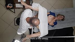 부인과 진찰 중 흥분해서 사정하는 환자, 깊게 핥고 손가락 박아줌