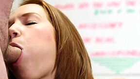 الجميلة الغريبة تحصل على حمولة من المني على وجهها تمتص كل المني