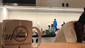 La giovane 18+ moglie lava i piatti nei leggings stretti e tanga, ignara che la telecamera voyeur cattura le sue mosse sexy.