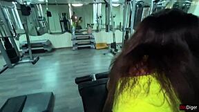 Antrenör Katty'ye Yeni Egzersizlerle Spor Salonunda Sikiyor