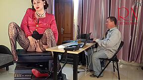 Riesige Sekretärin verführt Chef, zeigt saftige Titten und wichst Muschi im Büro