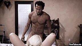 Είναι απαγορευμένο; Μαύρος τύπος με τεράστιο πουστά σπάει παρθένα τριχωτή πουτσούλα έφηβης στην πραγματικότητα