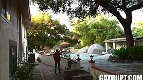 Apró 18+ twink meghajol nagy farkú kutya pózban!