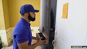 Göğüsleri büyük milf oyuncaklarla mastürbasyon yaparken siyah teslimatçı çocuk tarafından yakalandı