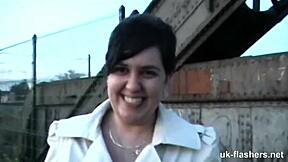 Uită-te la BBW britanică cu țâțe mari și piercing cum se masturbează discret în bar aglomerat