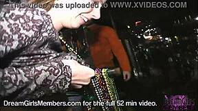 Две сексуальные красотки флешат и дразнят на нашем балконе Марди Гра