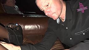 Een facial krijgen in de erotische bioscoop