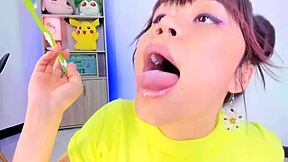 Lila Jordan čistí zuby na webkameru s obrovským fetišem slin