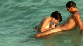 Βογιάτορας στην παραλία πιάνει ζευγάρι σε άγρια σεξουαλική δράση!