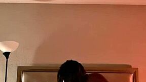 Старата ми учителка поема огромен черен кур в сурово действие