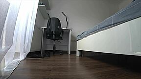 Уау, истинска изневеряваща жена води непознат вкъщи докато мъжът е на работа! Какъв шок!