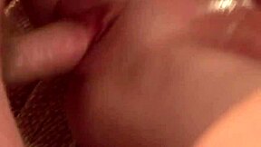 Cuck σύζυγος μοιράζεται ευτυχισμένος τη γυναίκα του Jenla Moore με ξένο για άγρια διασκέδαση