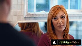 丰满红发熟女劳伦菲利普斯早上和继子操