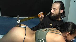 Sculaccio forte la mia sorellastra per essere in ritardo